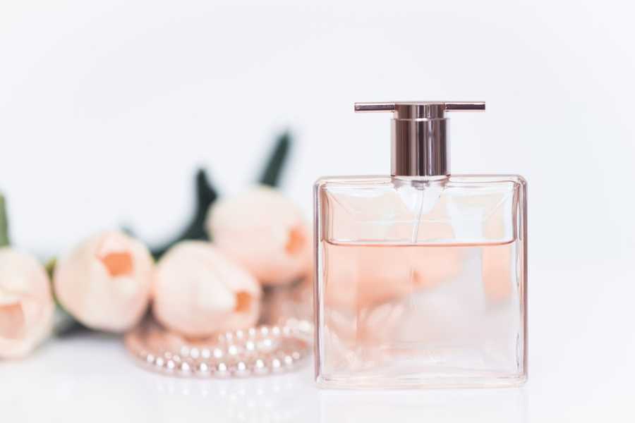 Fragrâncias E Feitiçaria: Perfumes Em Rituais Místicos